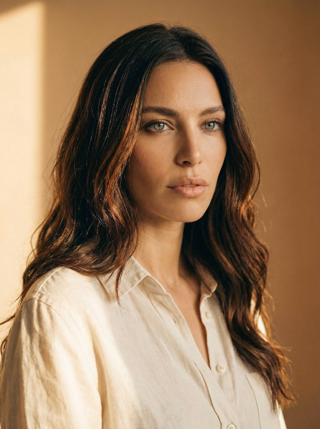 Aria Astor con camisa de lino — retrato editorial